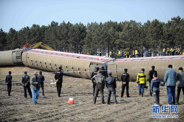 黑龍江一旅客列車發生脫線事故4