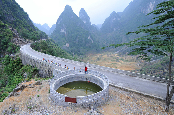 廣西凌云縣山區小學缺水-學生帶水上學7