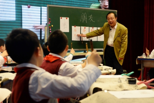 4月29日，在上海市第一師范附屬小學(xué)，書法名家張信教孩子們握毛筆的正確方法。