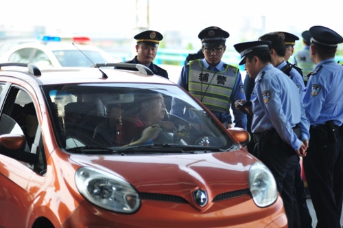 5月8日，民警在浦東機場閘道口隨機對車輛進行檢查。