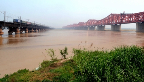 左側是即將“退役”的京廣鐵路鄭州黃河大橋，右側是新建的鄭焦城際鐵路黃河大橋（5月8日攝）。