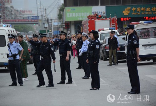 　大批警察在車站門口疏導(dǎo)過旅客