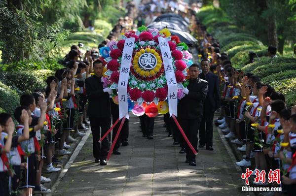 6月12日，2014“中國遠征軍抗日陣亡將士”公祭活動在云南騰沖舉行，從緬甸尋取的中國遠征軍抗日陣亡將士部分遺骸，歸葬在騰沖國殤墓園中國遠征軍抗日陣亡將士墓。中新社發 劉冉陽 攝