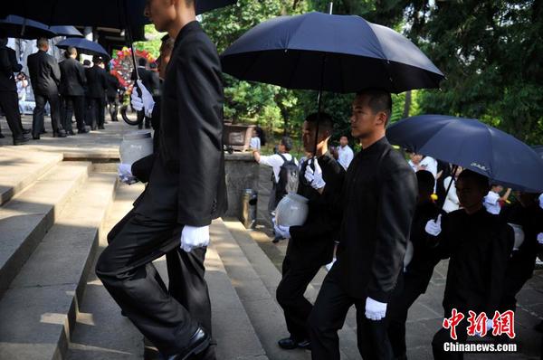 6月12日，2014“中國(guó)遠(yuǎn)征軍抗日陣亡將士”公祭活動(dòng)在云南騰沖舉行，從緬甸尋取的中國(guó)遠(yuǎn)征軍抗日陣亡將士部分遺骸，歸葬在騰沖國(guó)殤墓園中國(guó)遠(yuǎn)征軍抗日陣亡將士墓。中新社發(fā) 劉冉陽 攝3