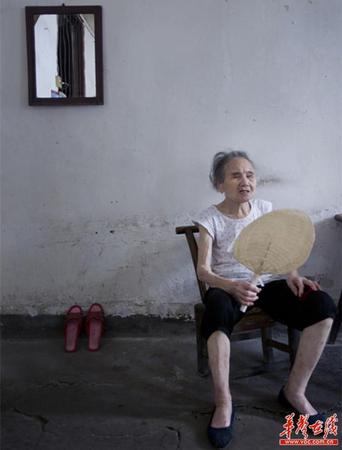 　90歲的王仲蓮如今已患有間歇性的老年癡呆，時而清醒、時而糊涂。圖為王仲蓮老人靜坐在屋內，搖著蒲扇。