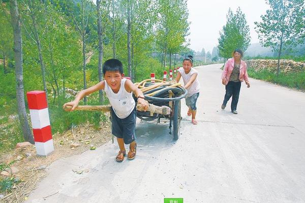 圖為大人晚上睡在提灌站旁，小孩拉著板車運水管…… 　　圖片來源：大河網