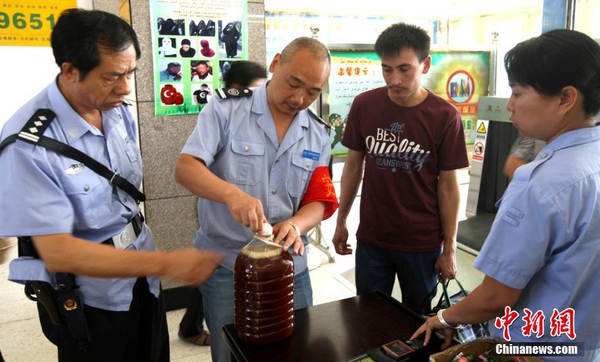 資料圖：7月29日，公安民警和安保人員正在克拉瑪依客運站進站口嚴查進站旅客行李和違禁物品。 周建玲 攝