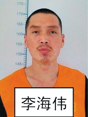 　逃跑時上穿淺藍色短袖警襯（無警銜和其他標志），下穿深色長褲，淺色鞋。