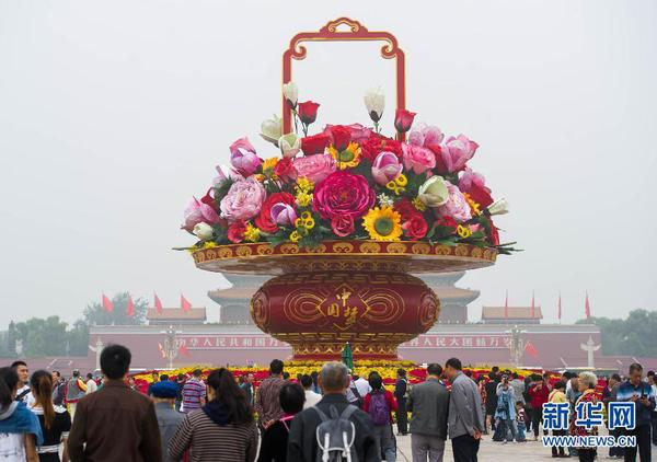 9月25日，游客在天安門廣場欣賞 “祝福祖國”花壇。當日早晨6時起，天安門廣場國慶花籃及花壇完整亮相。 新華社記者 羅曉光 攝2