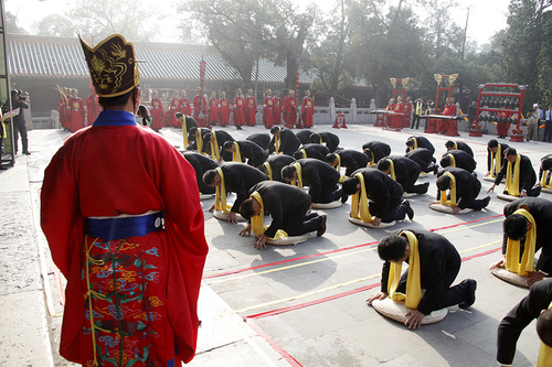 　孔子后裔代表以傳統釋奠祭祀叩拜禮形式表達了對圣祖孔子的追思之情。