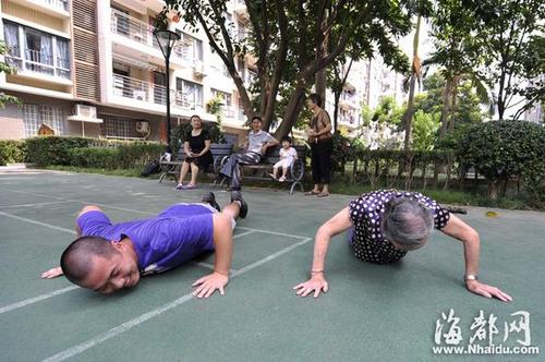 兩名記者車輪戰也沒能戰勝老奶奶