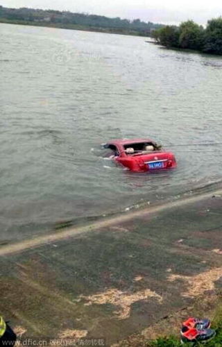 夫妻暴雨開車沖入水庫身亡 丈夫尸沉水底雙手緊握滿臉痛苦