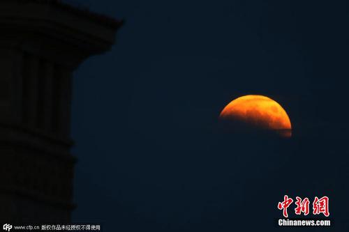 2014年10月8日晚，繼2011年12月10日之后，又一次觀測條件不錯(cuò)的月全食。天文專家表示，對于中國觀眾而言，這是今年唯一能觀測到的月全食現(xiàn)象，只要天氣晴朗，中國各地都能肉眼觀賞到這一壯觀天象。劉積舜 攝