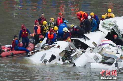 2月4日上午，搭載58人的臺灣復(fù)興航空GE-235班機從臺北松山機場起飛后不久墜入基隆河。圖為當(dāng)?shù)鼐仍藛T在空難現(xiàn)場實施救援。中新社發(fā) 邵航 攝