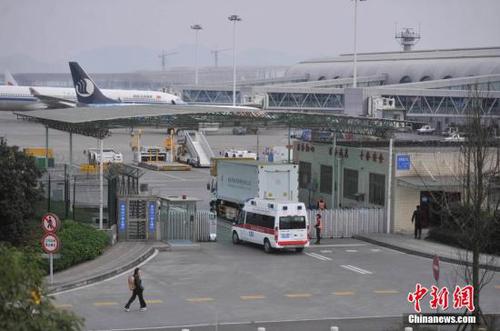 2月25日，記者從重慶江北國際機場獲悉，當日，因機上一女子稱飛機要爆炸，從南寧出發飛往北京的CA1336航班緊急備降重慶。