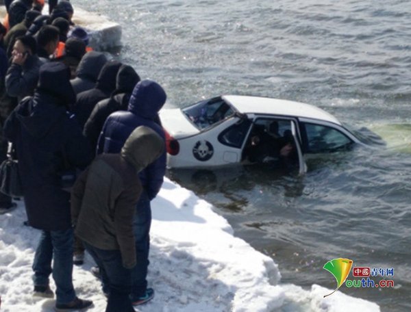 經過緊張的打撈，當日下午，車內已死亡的一男一女拽出后被大家拉到了岸上。經車主父親辨認，男子是其前一天失聯的兒子張某，女子為張某的女朋友。