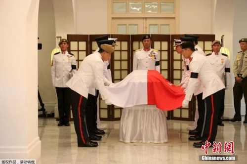 當地時間2015年3月26日，新加坡首都新加坡，李光耀遺體被安置在國會大廈，供民眾瞻仰。