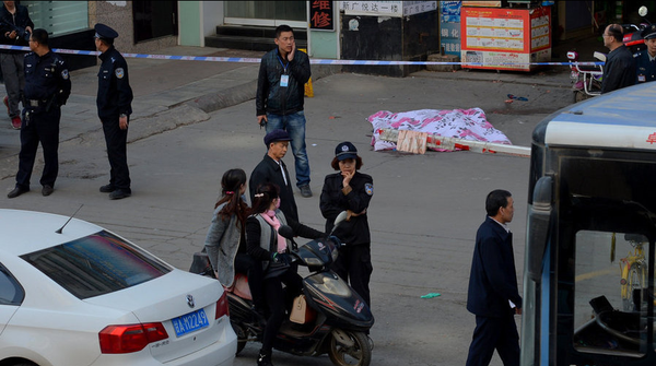 事故現場拉起長長的警戒線，民警正在勘查現場，墜樓男子尸體還停放在事發現場，周圍血跡斑斑，附近圍滿觀看的人群。據目擊者稱，當日下午1時20分左右，他剛走上廣武門天橋上，突然聽到“砰”的一聲悶響，回頭一看發現，已經有一男一女兩個人躺在人行道中間。