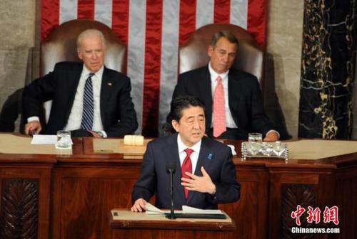 當地時間4月29日，日本首相安倍晉三在美國國會發表演講，全程未提及“道歉”二字，也沒有提慰安婦問題。他這一回避責任的做法引起抗議。 圖為安倍發表演講。 中新社發 張蔚然 攝