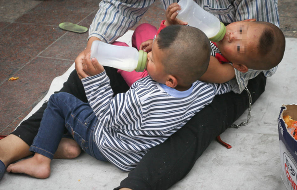 2015年5月1日，一位男子在北京站前廣場地鐵口將一對雙胞胎用鐵鏈拴在腰間乞討，引來游客圍觀，路人報警。