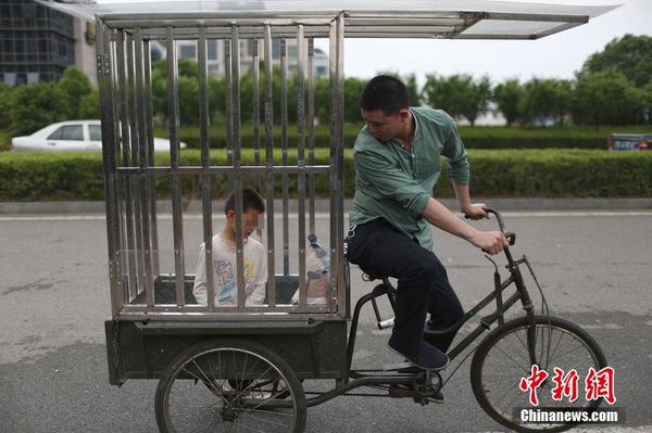 為載癡兒看風景-父親自制愛心“鐵籠車”4