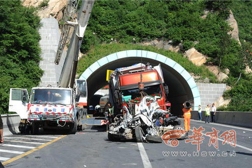 高速公路封閉，進行道路清障。