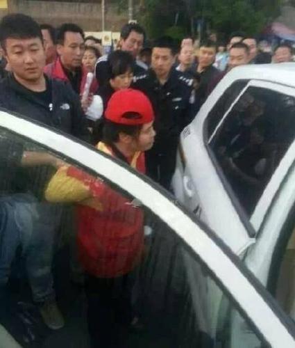 女志愿者被民警帶上警車，受傷女子則被送醫救治。