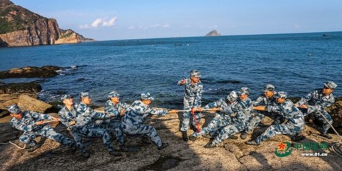 訓練間隙有多種休閑活動，比如海邊的拔河。曹占禮 攝