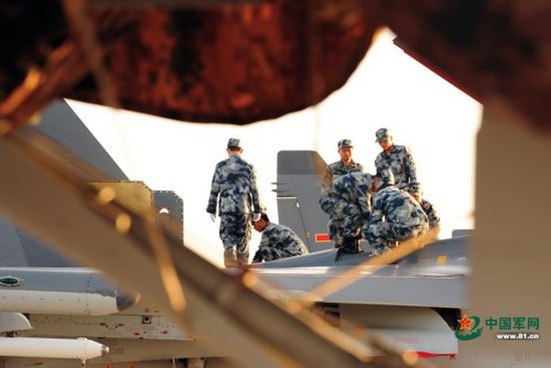 戰機安全升空，離不開機務兵的嚴格把關。李愛明 攝