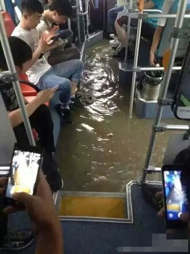 6月2日，江蘇多地出現暴雨，省會南京更是達到大暴雨級別，這是南京今年來最大的一場雨，全城被淹，部分地區(qū)水深及腰。雖未到梅雨季節(jié)，但南京這場雨，已頗具汛期神韻。