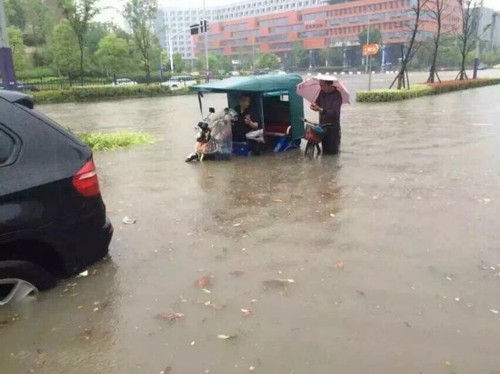 圖為暴雨中的南京。1