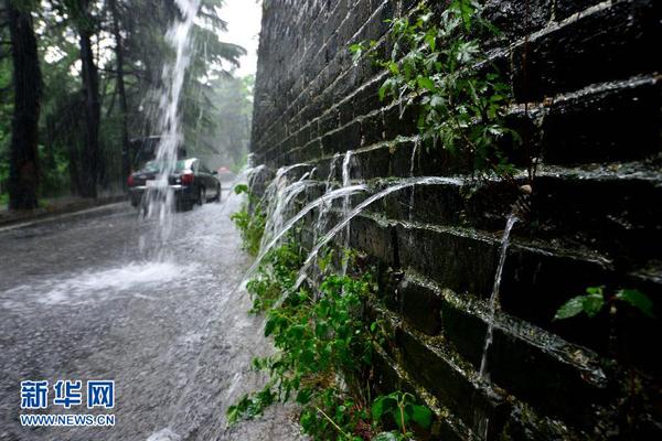 6月27日，南京明城墻太平門段再現“龍吐水”景觀。　　