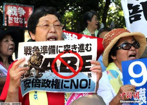 地時間2015年7月15日，日本東京，民眾在國會前集會示威，抗議安倍政府推出的新安保法案。部分示威者與警方發(fā)生沖突。