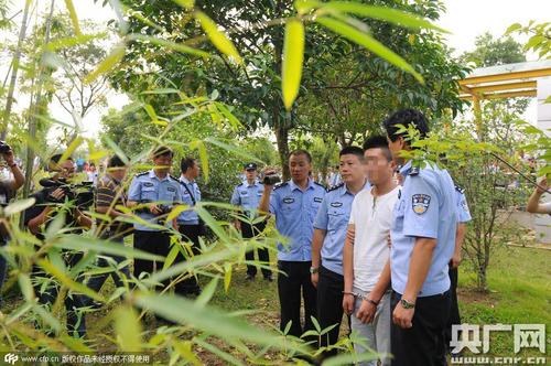 2015年07月20日，安徽滁州，菱溪湖公園兇殺案犯罪嫌疑人在菱溪湖公園進(jìn)行犯罪現(xiàn)場(chǎng)指認(rèn)。1