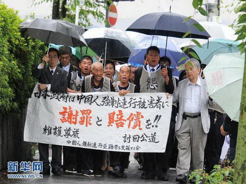 今年6月，二戰幸存中國勞工及遺屬冒雨前往大阪地方法院起訴日本政府。（資料圖）