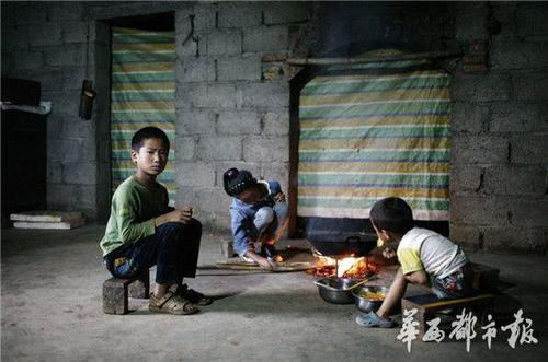 木苦依伍木與兩個弟弟生火做飯