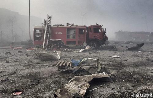 目前，躍進路上還停放著大量被爆炸毀的大貨車，有些車輛仍處于點火狀態。京華時報 韓天博 潘之望 攝