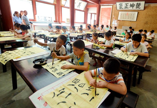 　　八月十五日，北京高碑店首屆中國書畫藝術節在高碑店國粹書畫藝術區拉開帷幕。在科舉匾額博物館，高碑店小學的同學通過學做拓片、誦讀弟子規、中國繪畫書法等課程學習傳統文化。本報記者 賈寧 攝