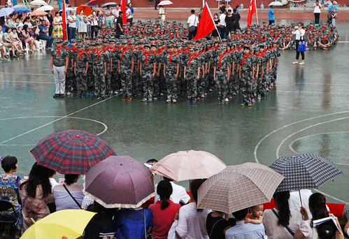 2015年8月28日，河南省鄭州市，鄭州市第八中學會操表演當天突降大雨，但是同學們在雨中堅持完成了會操表演。