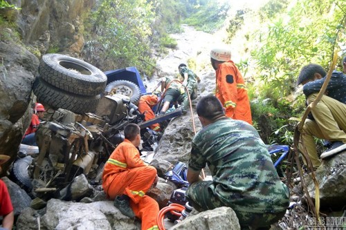 翻下山崖瞬間推出兒子 農(nóng)用車(chē)翻下山崖 父親推出兒子 遇難