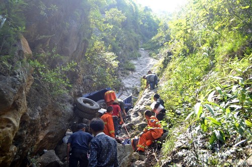 翻下山崖瞬間推出兒子 農用車翻下山崖 父親推出兒子 遇難1