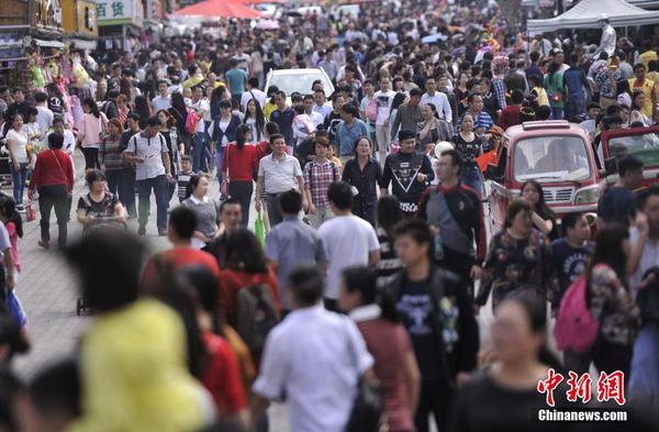 10月1日，重慶洋人街國(guó)慶節(jié)迎各地游客10萬(wàn)余人，整個(gè)景區(qū)人氣爆棚。陳超 攝