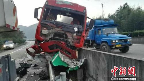 12日，一長途司機在泉三高速疲勞駕駛大掛車“勢如破竹”，匝道護欄車輛等遭損。　孟興紅　攝