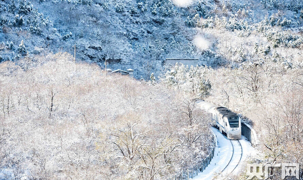 昌平區居庸關長城風景區周邊山崗銀裝素裹，陣陣冷風擋不住雪后美景。一列“雪國列車”穿越居庸關，如一條“銀蛇”美到窒息。