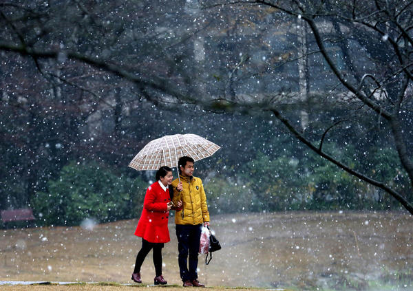 杭州難得見到下雪，游客開心不已。