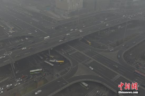 霧霾中CBD中央商務(wù)區(qū)國貿(mào)橋，單雙號實(shí)行車輛明顯減少。 圖片來源：視覺中國