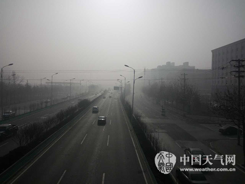 12月25日，石家莊東二環附近天空灰蒙蒙一片。