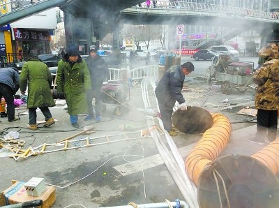 北京大興一地下供暖主管破裂致多個小區停暖（圖）