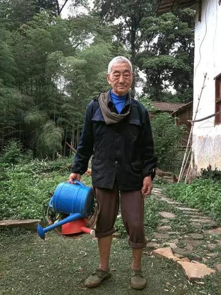 酷斃了！孫子給85歲爺爺拍了一組街拍照