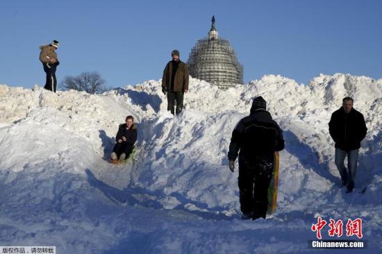 當(dāng)?shù)貢r(shí)間1月24日，美國(guó)遭遇暴風(fēng)雪襲擊。罕見(jiàn)暴風(fēng)雪天氣重創(chuàng)美國(guó)東北部地區(qū)，當(dāng)天美國(guó)首都華盛頓、費(fèi)城全城停擺，美國(guó)最大城市紐約幾乎全城癱瘓。